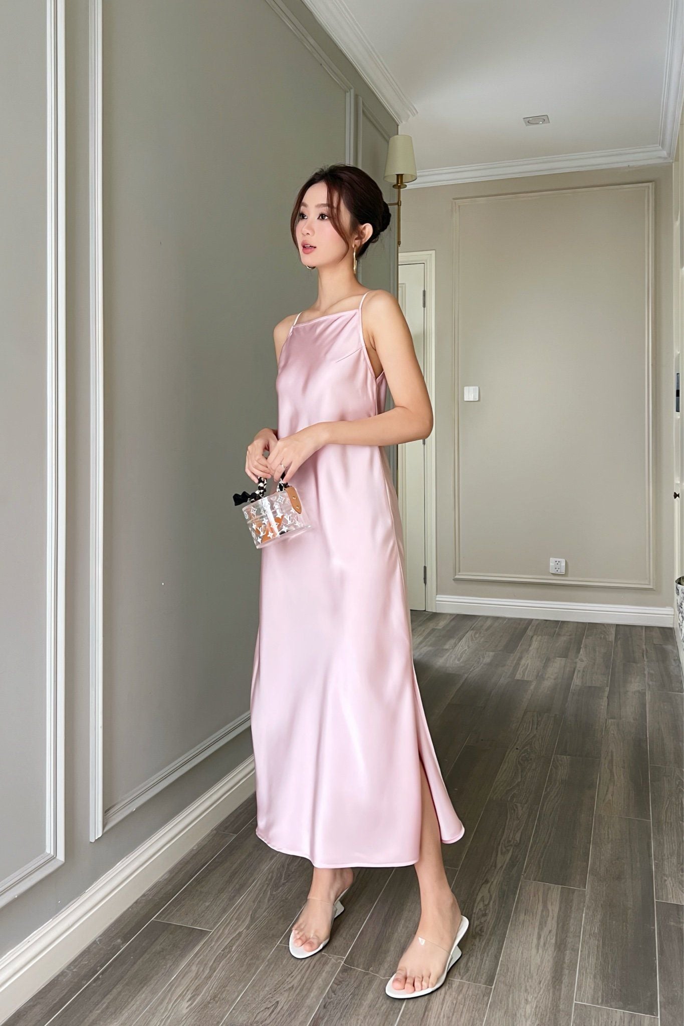  Đầm 2 dây xẻ tà hồng 