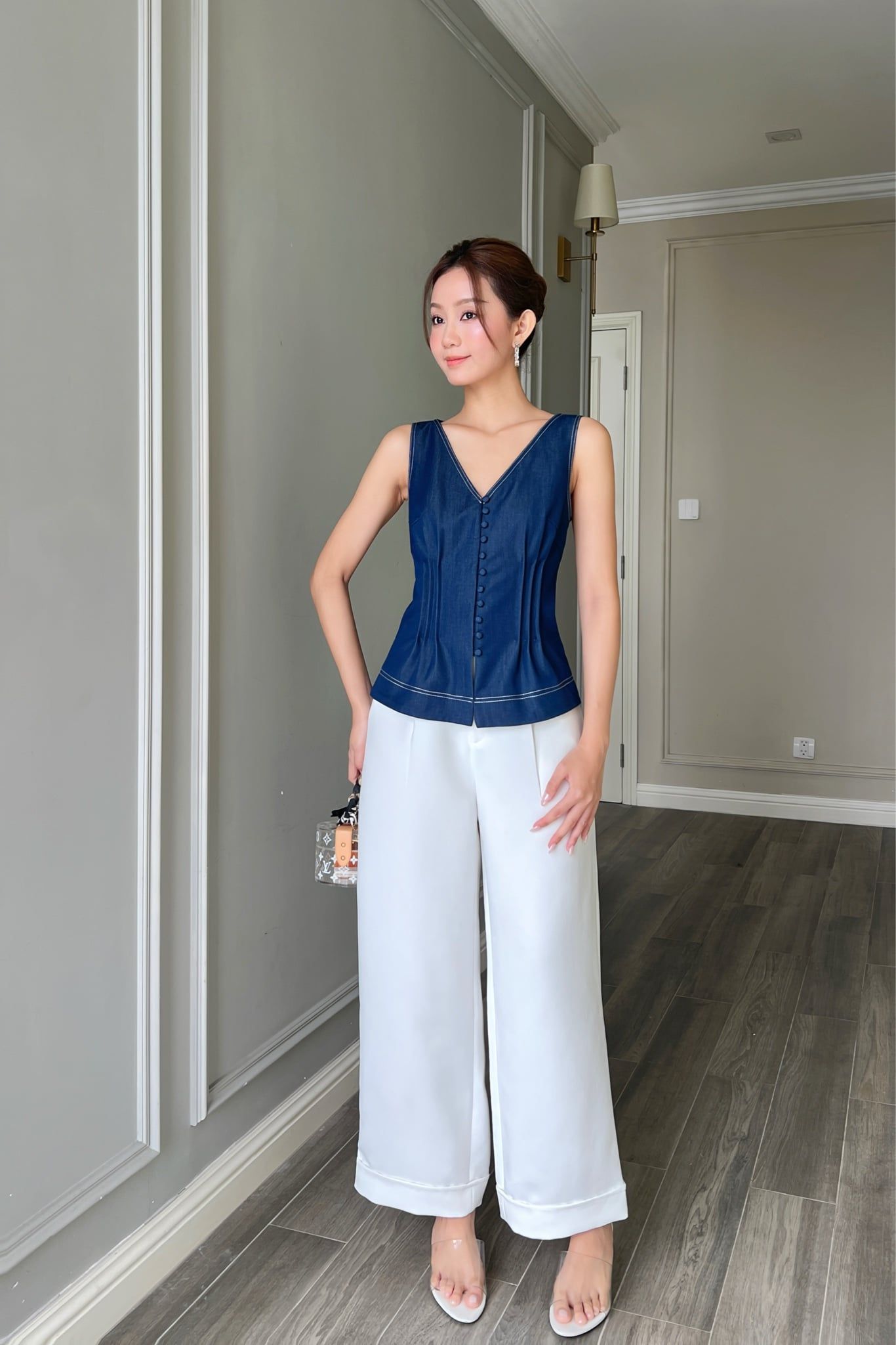  Áo sát nách cổ V denim chỉ nổi trắng 