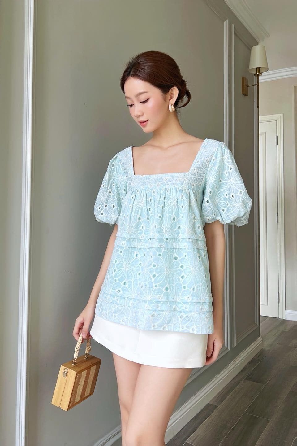  Áo tay phồng cổ vuông xếp thêu đục lỗ 