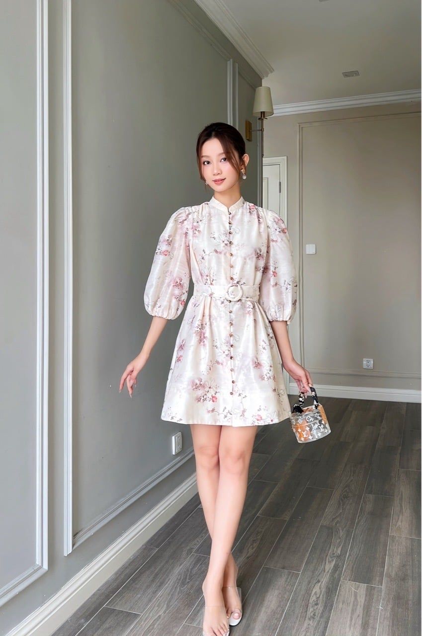  (MỚI) Đầm cổ chân tay phồng thắt dây hoa kem 