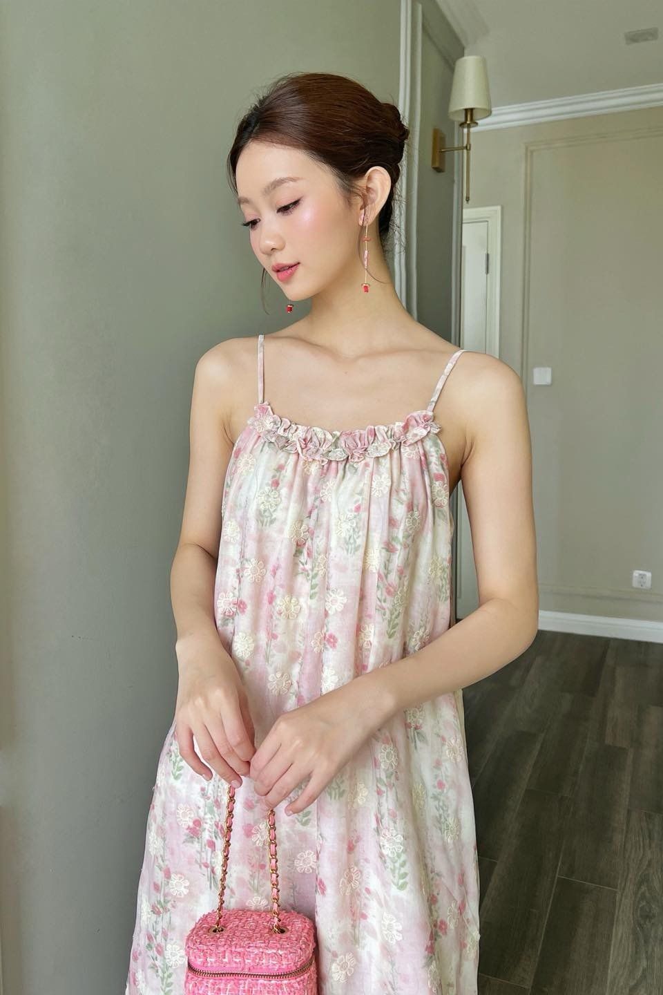  Đầm 2 dây maxi nhíu thêu hoa Hồng loang 