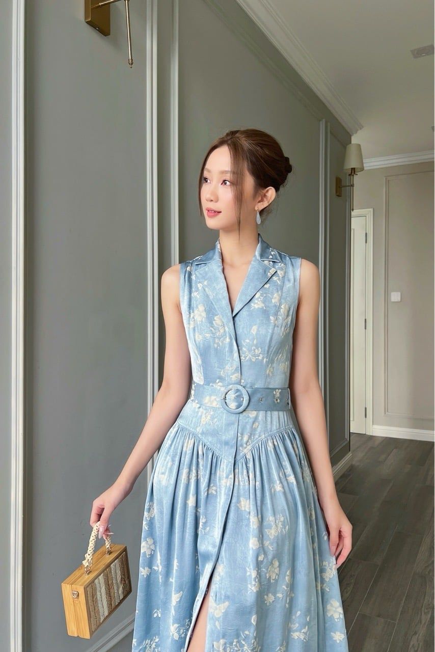  (MỚI) Đầm sơmi sát nách nhíu thắt dây lụa hoa in nổi Xanh 