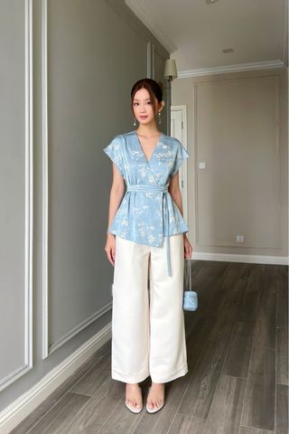  (MỚI) Áo tay liền wrap thắt dây lụa hoa in nổi Xanh 