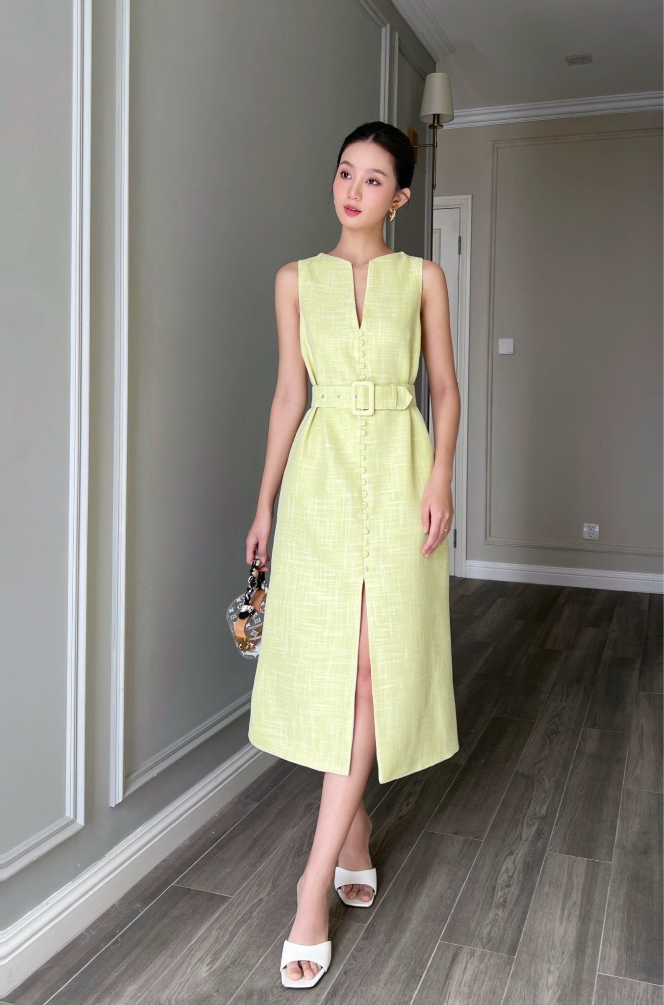  Đầm midi sát nách thắt dây xẻ giữa xước vàng chanh 