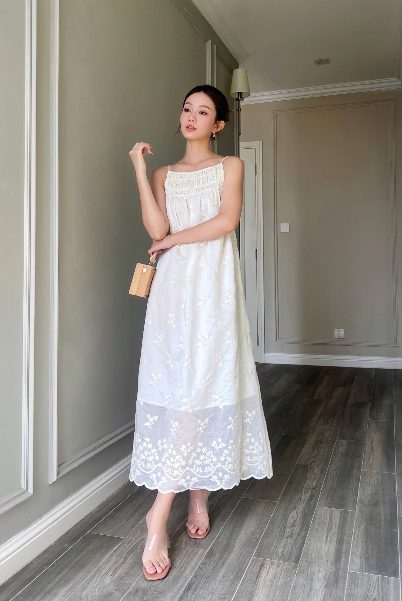  Đầm 2 dây maxi phối nhíu thêu hoa Kem 