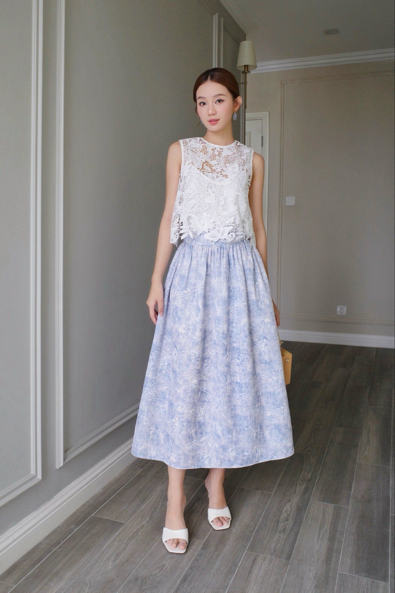  Váy midi nhíu hoa hồng dập nổi Xanh loang 