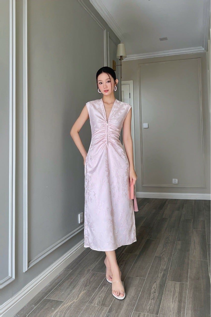  (NEW) Đầm cổ V nhíu cách điệu gấm hoa Hồng nhạt 