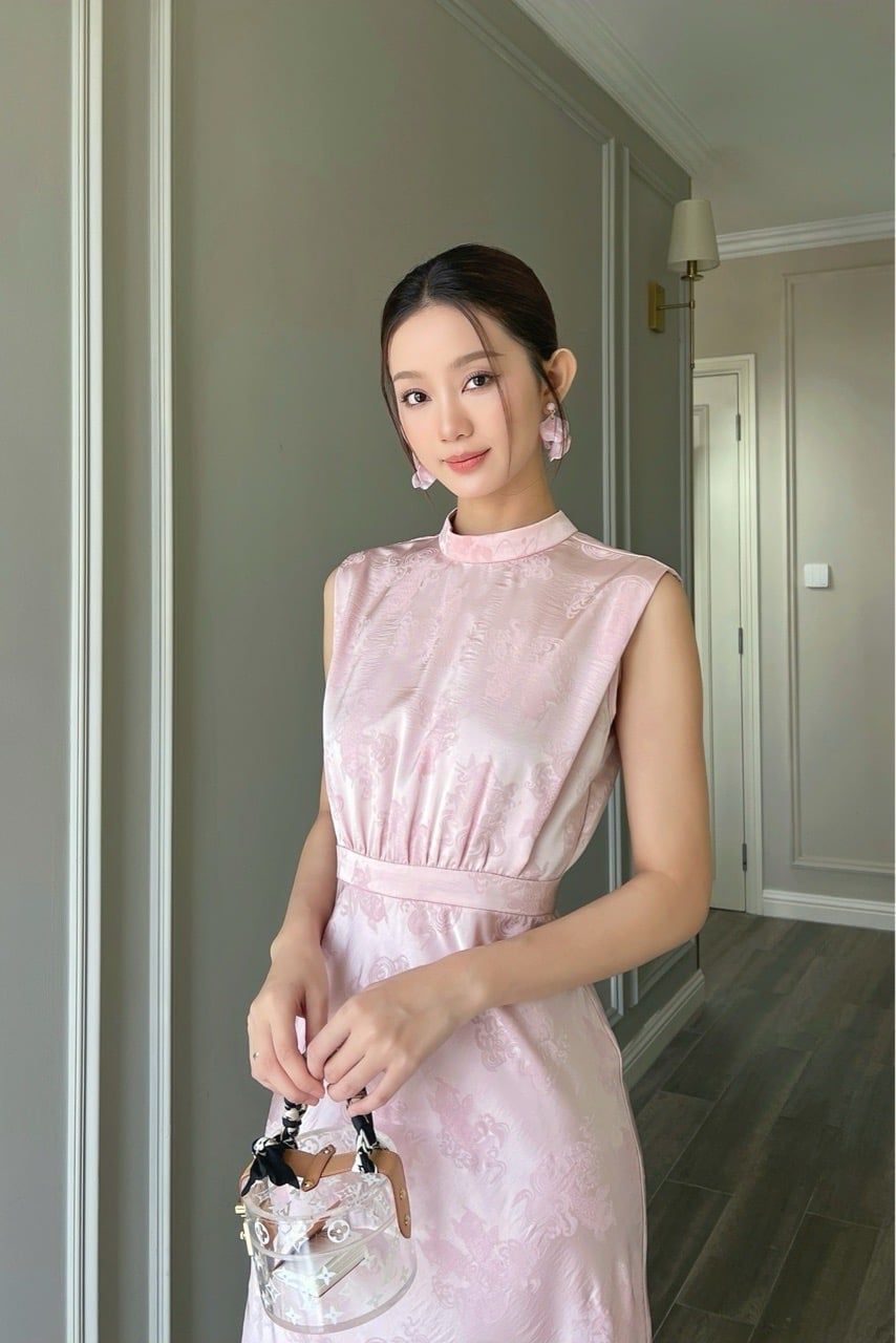  (NEW) Đầm sát nách cổ chân lụa ngư vũ Hồng 