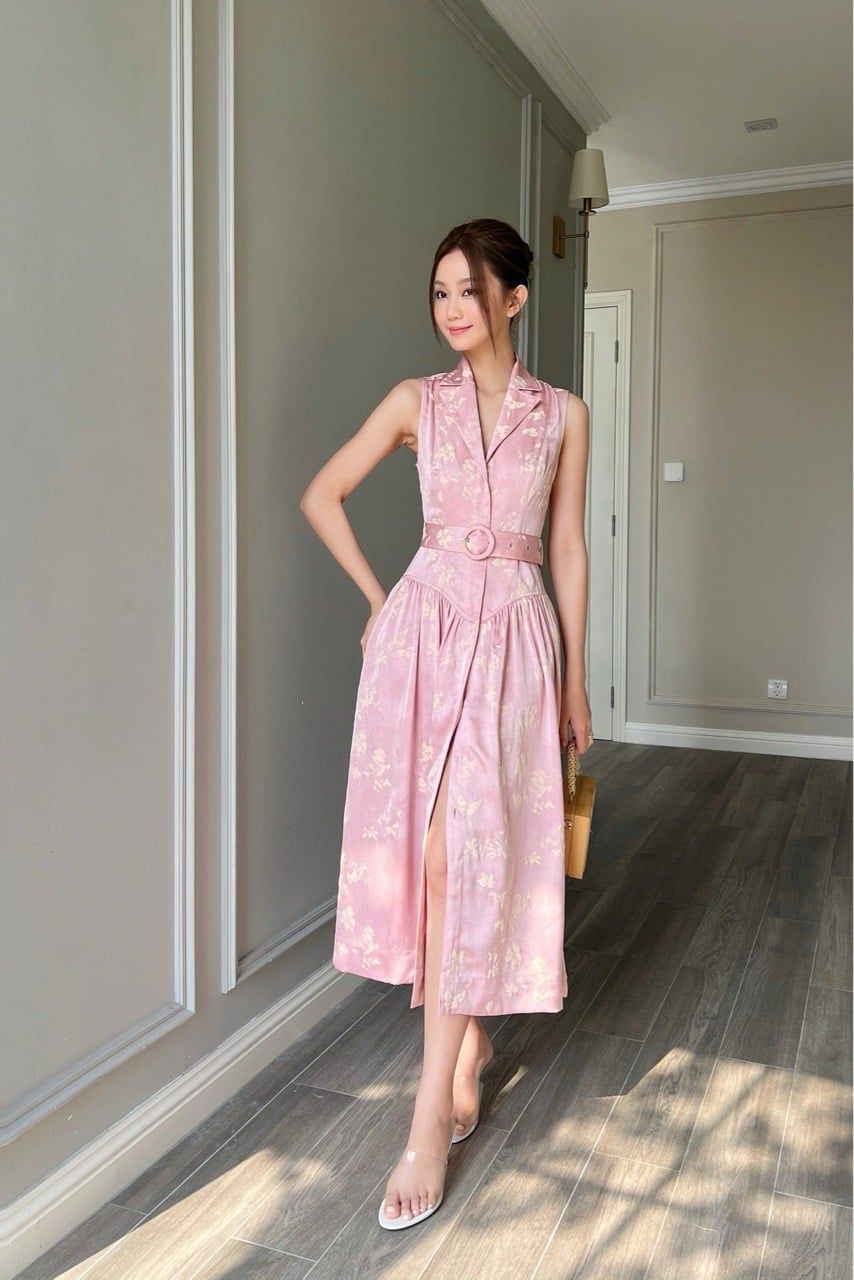  (MỚI) Đầm sơmi sát nách nhíu thắt dây lụa hoa in nổi Hồng 