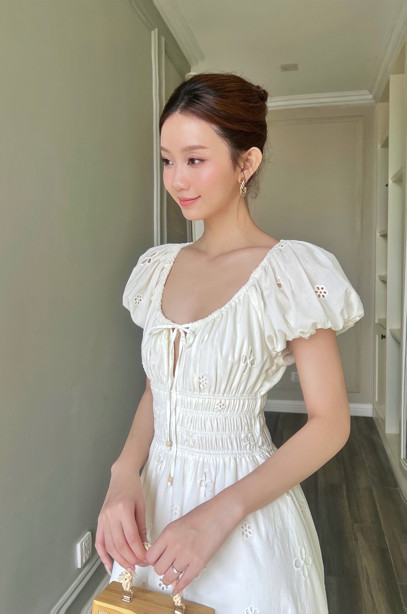  Đầm tay phồng nhíu eo thêu hoa kem 