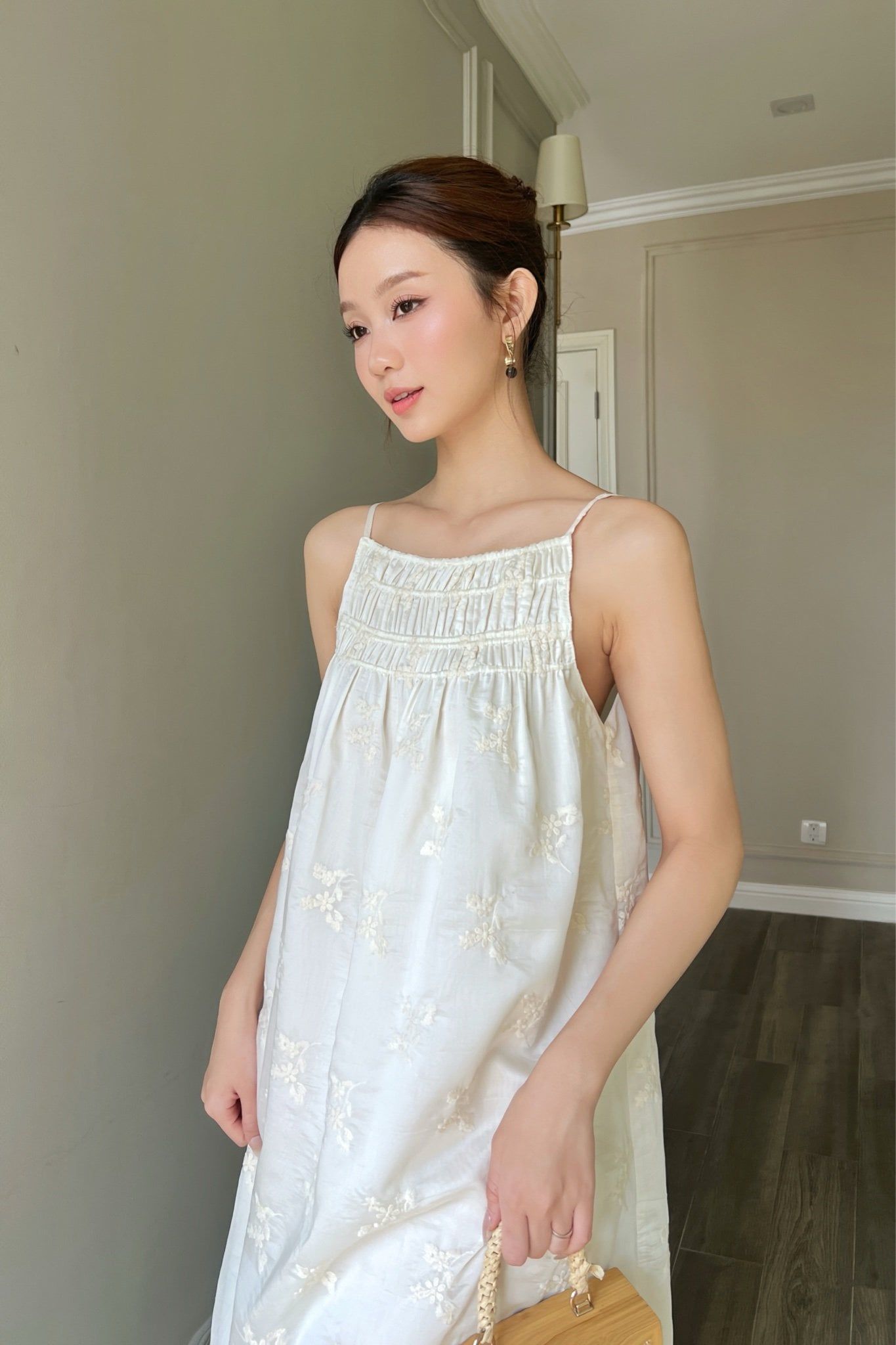  Đầm 2 dây maxi phối nhíu thêu hoa Kem 