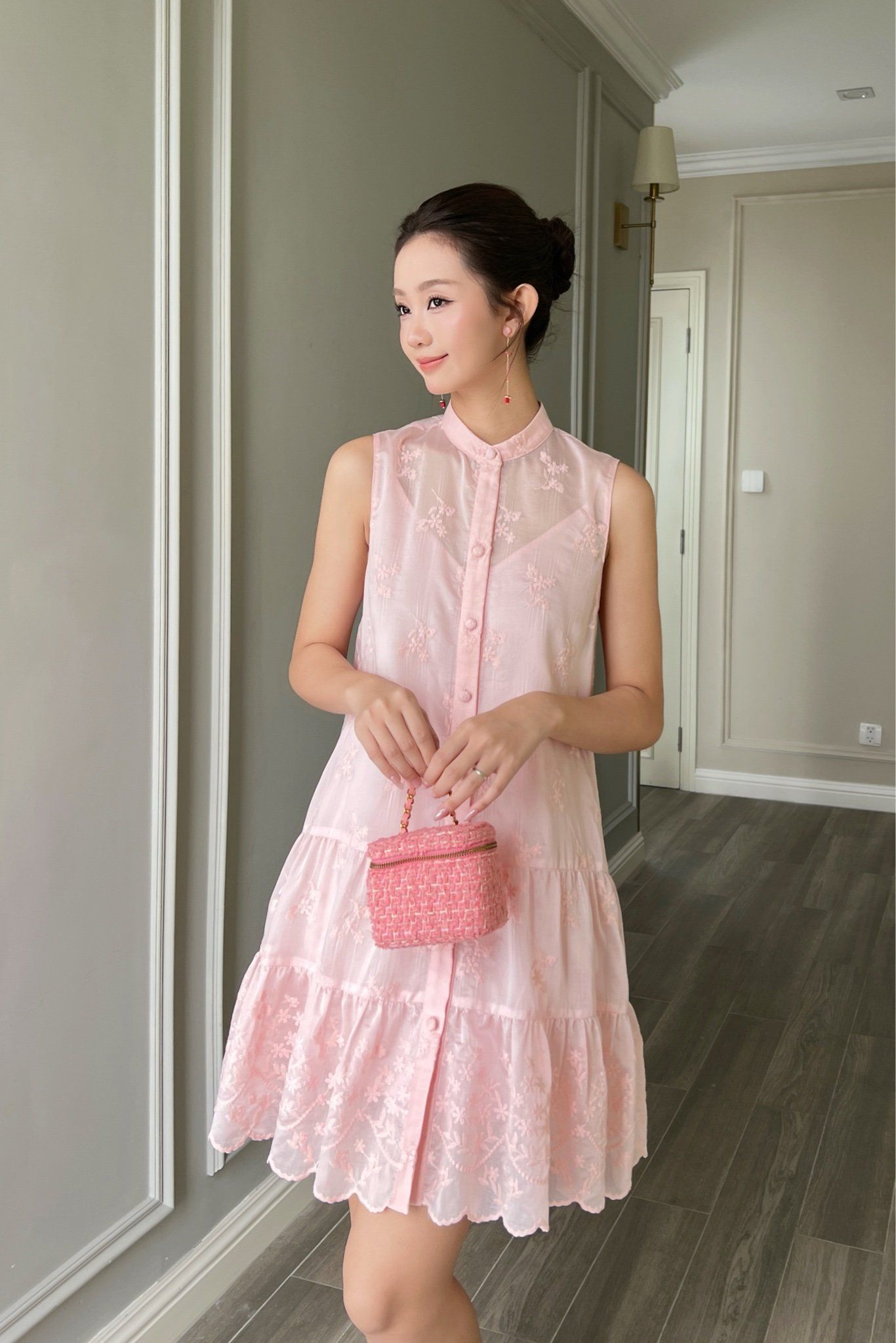  Đầm sơmi sát nách nhíu tơ thêu hồng 