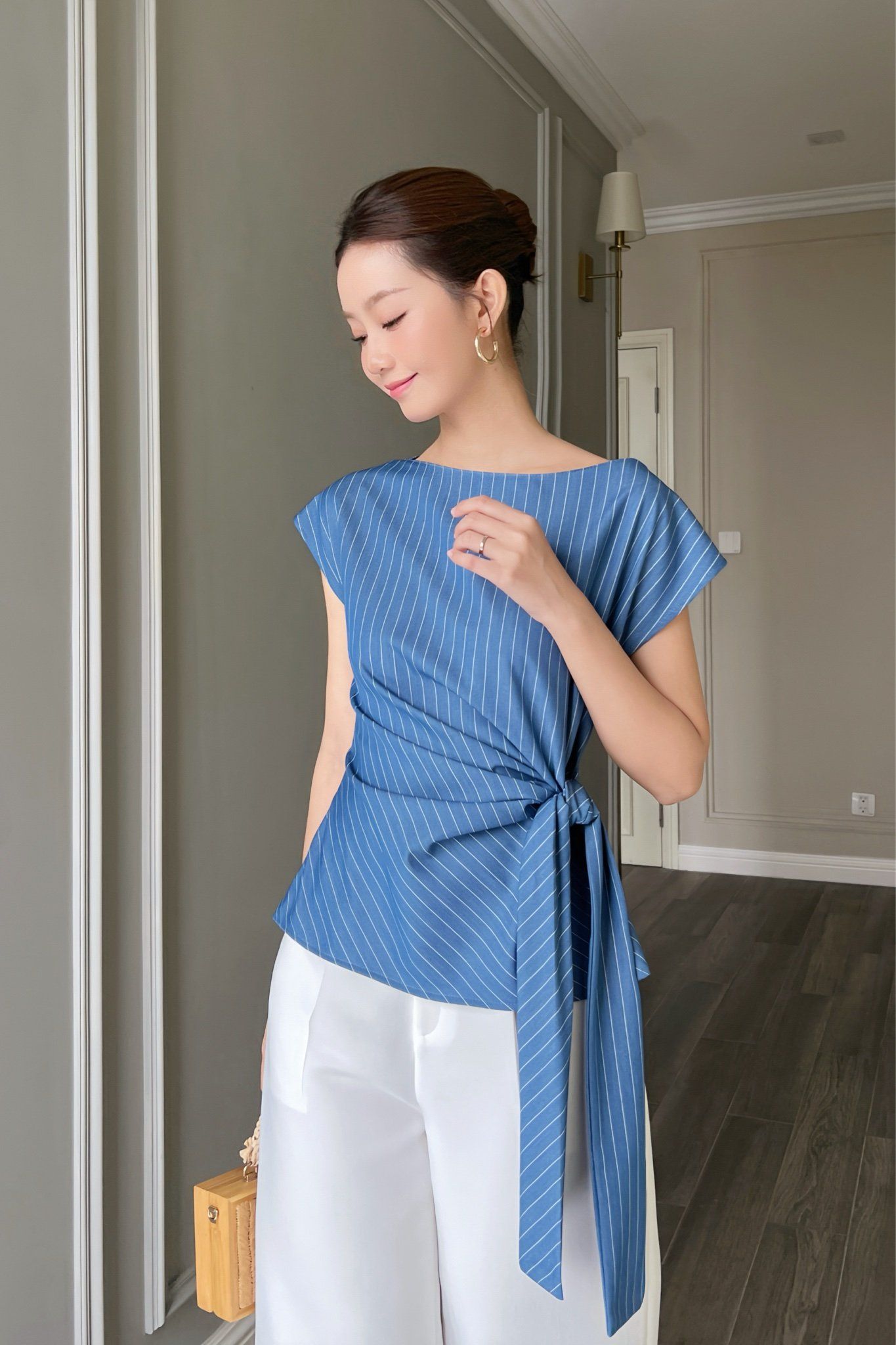  Áo tay liền thắt dây xoắn 1 bên sọc xanh 