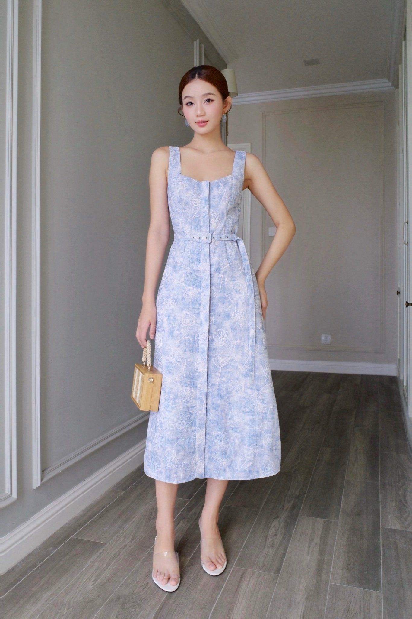  Đầm 2 dây cổ V-vuông thắt dây hoa hồng dập nổi Xanh loang 