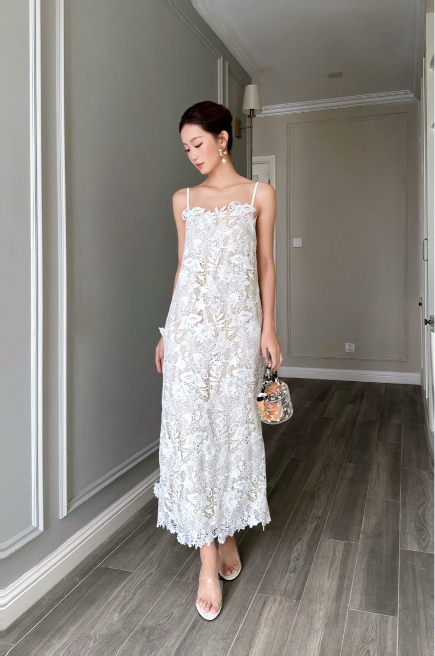  Đầm 2 dây xẻ sau ren 3D trắng 
