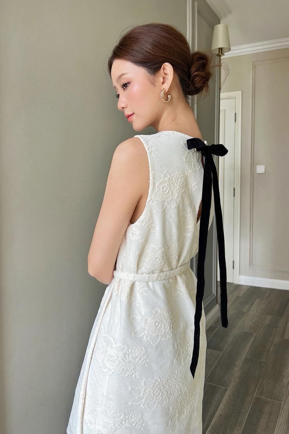  Đầm sát nách thắt dây ren Kem 