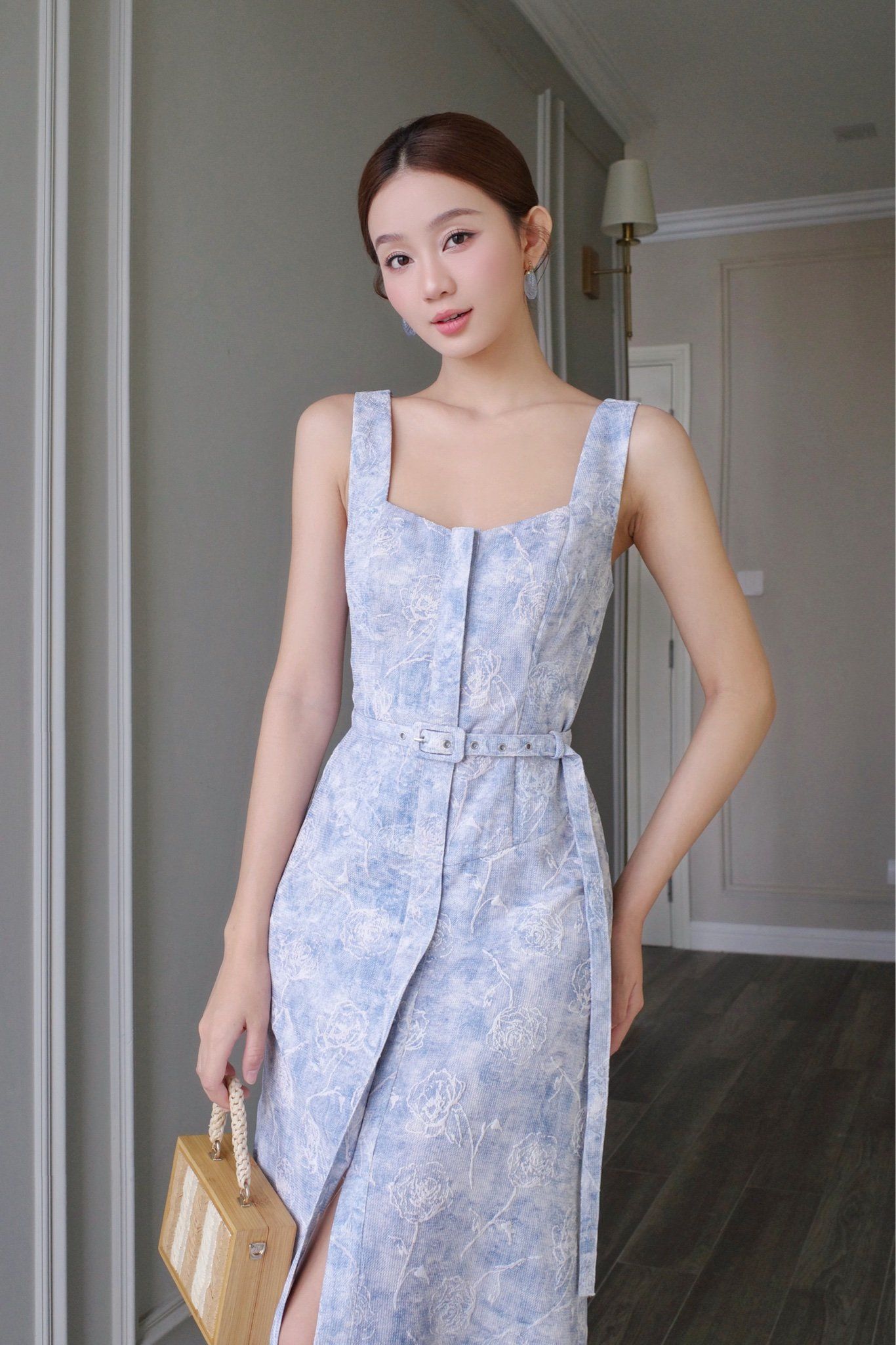  Đầm 2 dây cổ V-vuông thắt dây hoa hồng dập nổi Xanh loang 