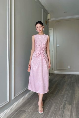  (NEW) Đầm sát nách xoắn eo gấm Hồng 