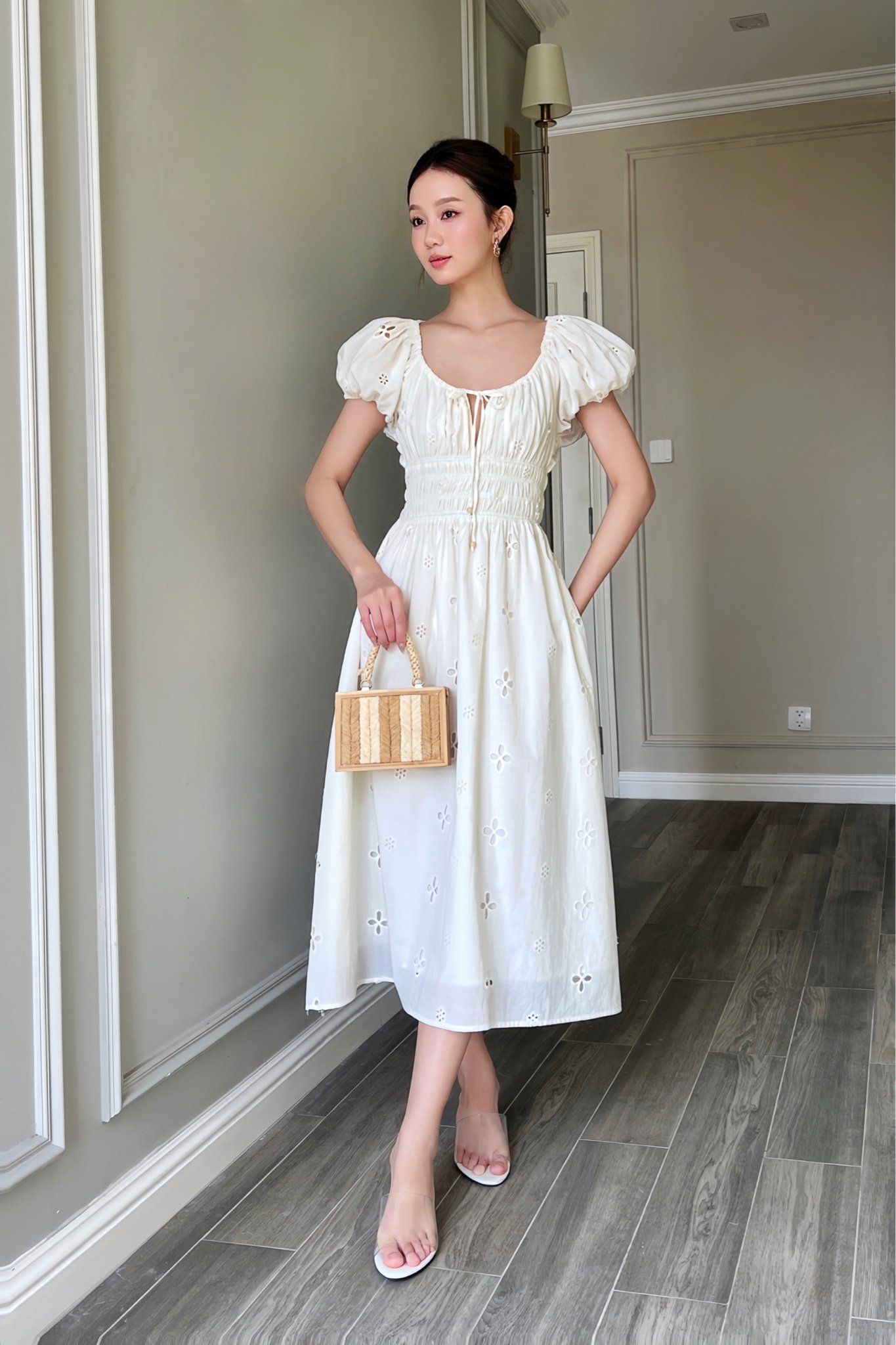  Đầm tay phồng nhíu eo thêu hoa kem 