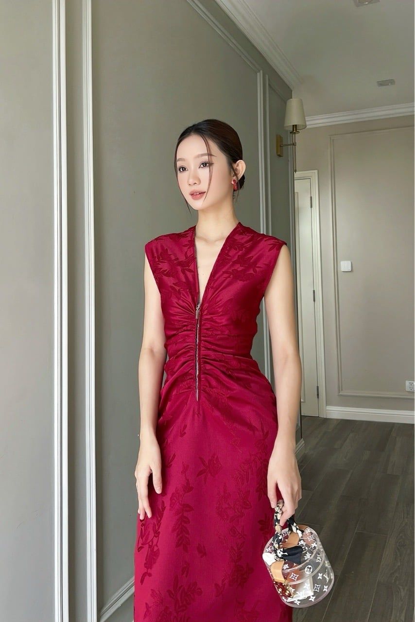  (NEW) Đầm cổ V nhíu cách điệu gấm hoa Đỏ đô 
