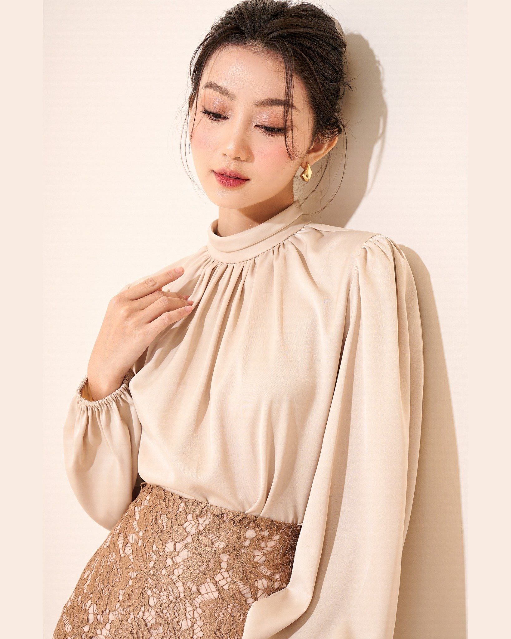  Áo blouse tay phồng cổ lọ 