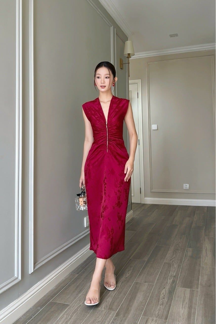  (NEW) Đầm cổ V nhíu cách điệu gấm hoa Đỏ đô 