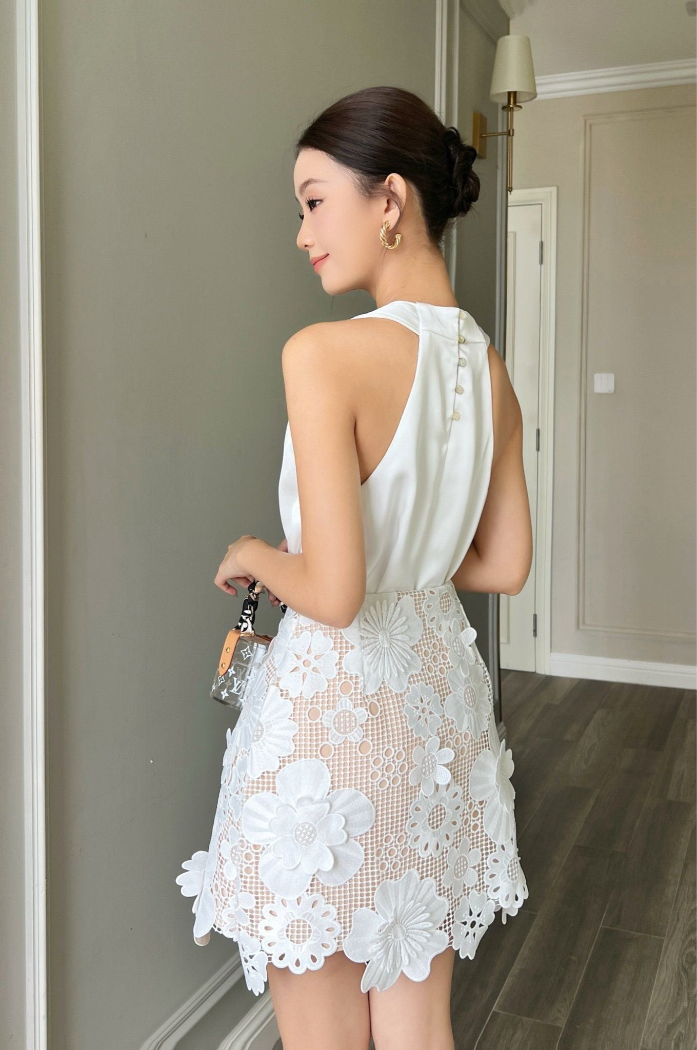  Áo sát nách chít li vai lụa trắng 