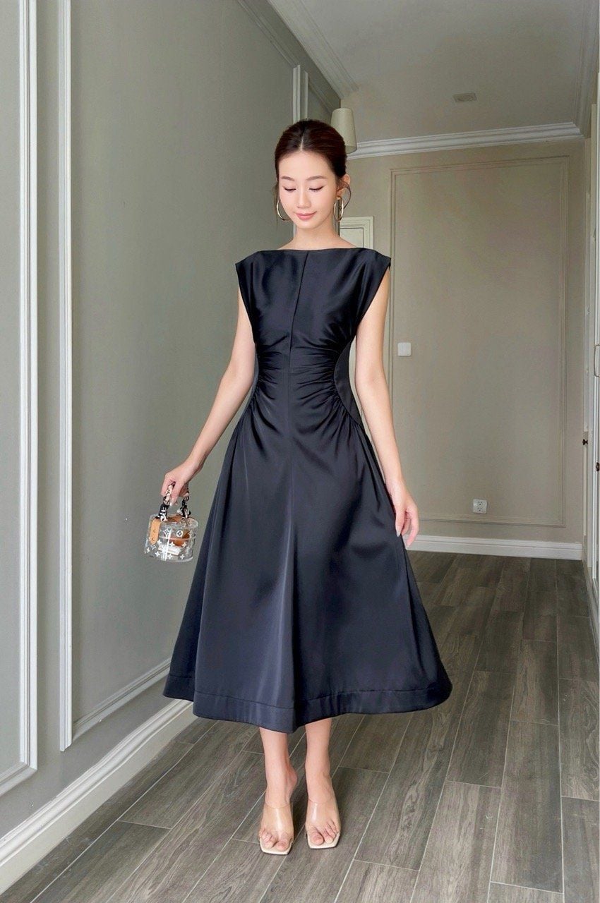  Đầm tay liền nhíu eo cách điệu Đen 