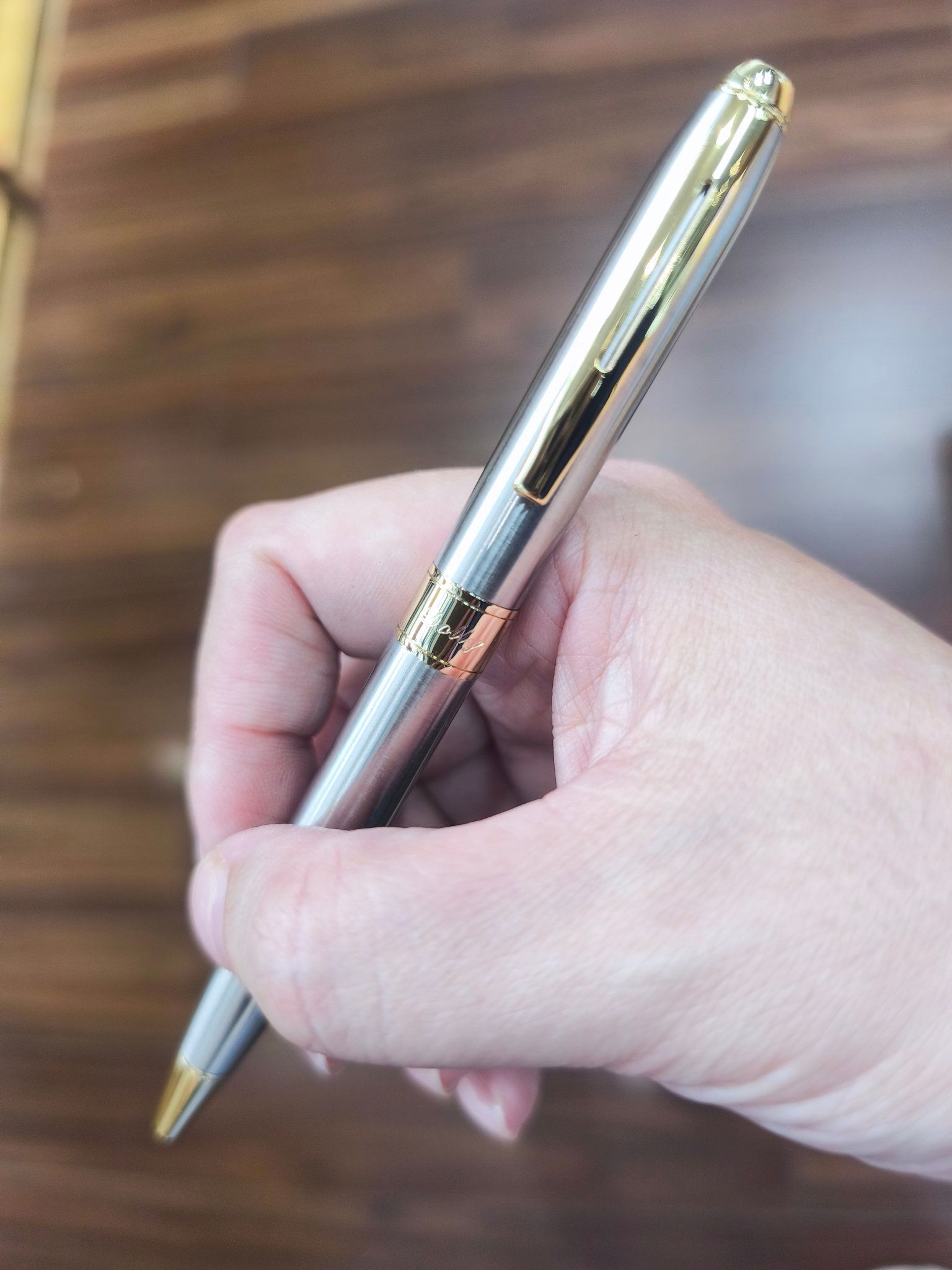  Hộp viết cox inox cài vàng Dolly 