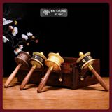  Kinh Luân Cầm Tay Tây Tạng Màu Vàng Mật Tông Loại 18cm [Kim Cương Hỷ Lạc] Kinh Luân Cầm Tay Hợp Kim 
