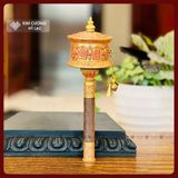  Kinh Luân Xoay, Cầm Tay [Kim Cương Hỷ Lạc] Họa Tiết Bát Cát Tường, Đồng Đỏ Cán Gỗ Cao Cấp Size 28cm 