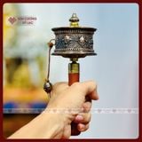  Kinh Luân Cầm Tay Hợp Kim Cán Gỗ [Kim Cương Hỷ Lạc] 21 Cm Biểu Tượng Cát Tường 