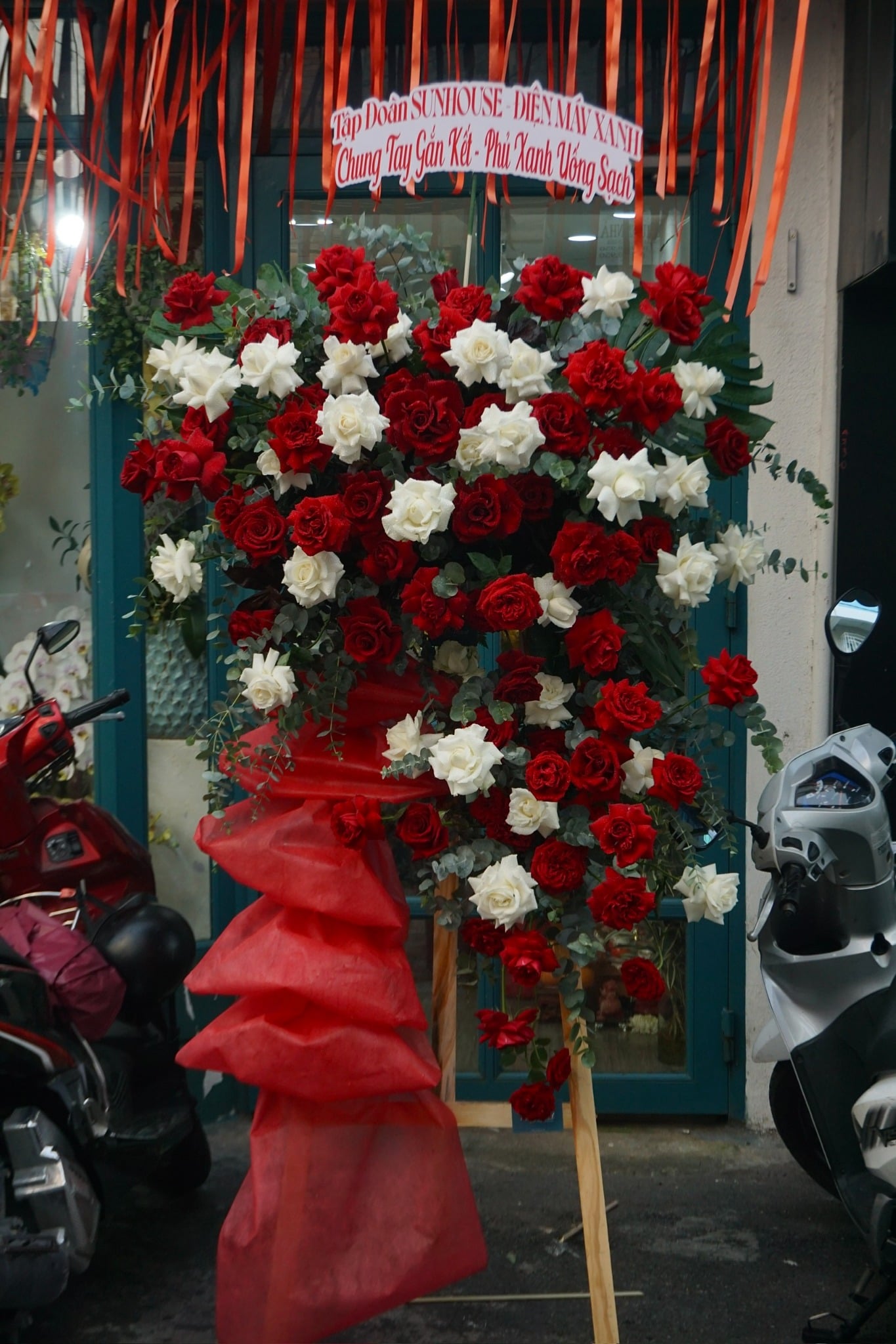 Kệ Hoa Chúc Mừng - Chic in Bloom