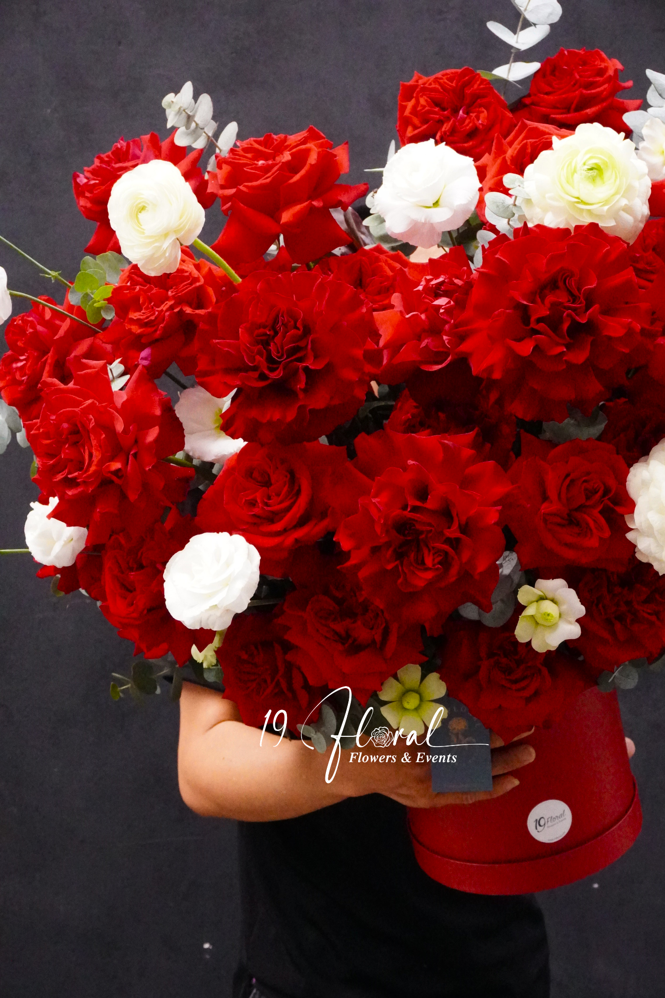 Hộp hoa tone đỏ Crimson Bloom