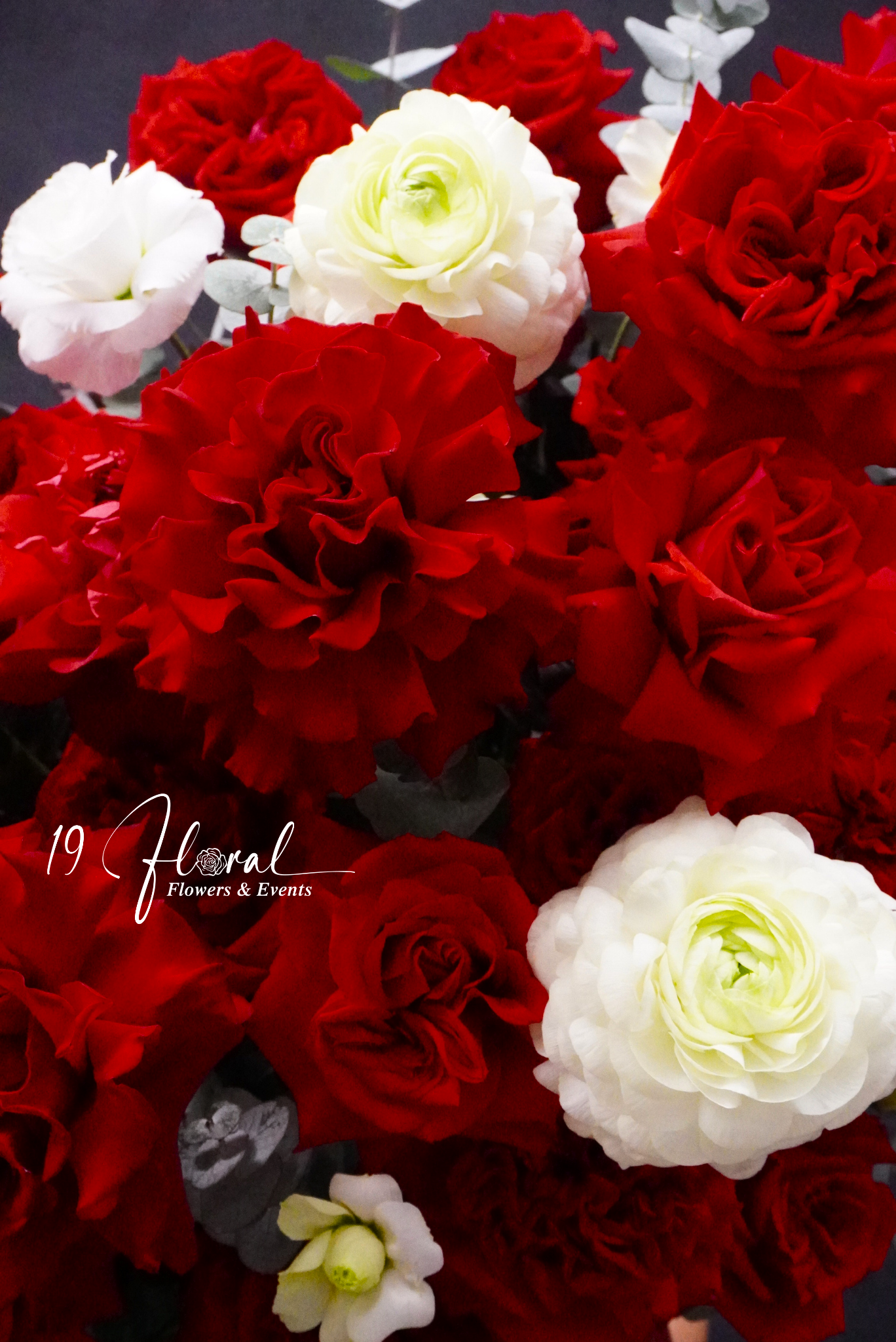 Hộp hoa tone đỏ Crimson Bloom