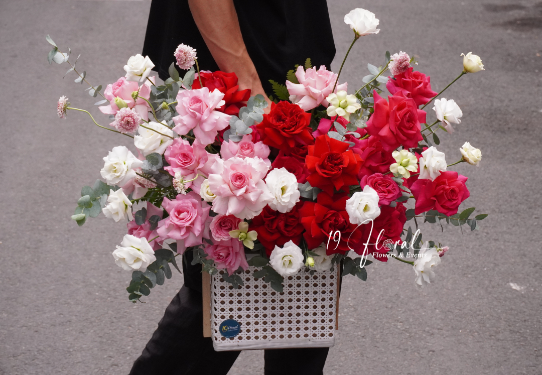 Giỏ hoa Ombre đỏ - hồng - trắng