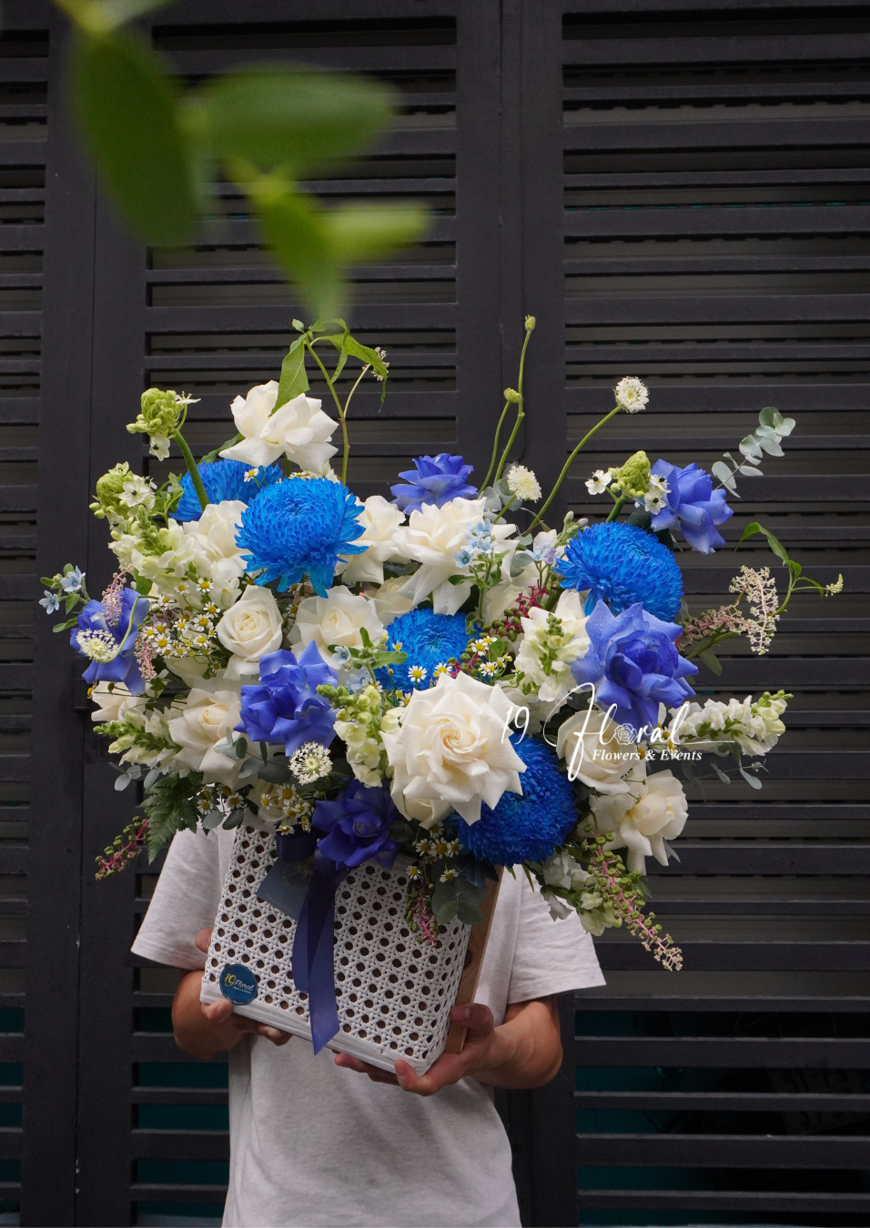 Giỏ hoa Cloudy Whisper xanh - trắng