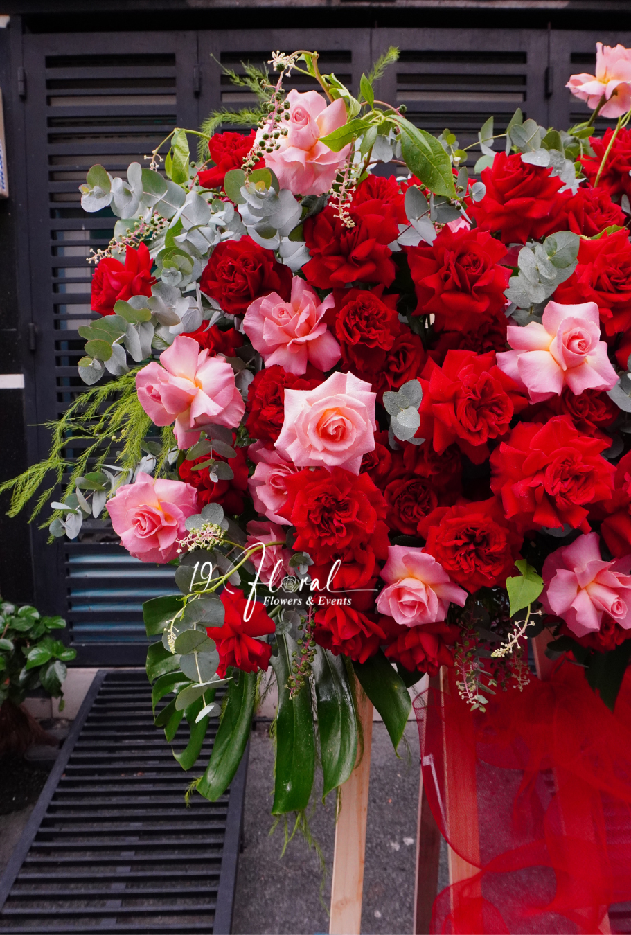 Kệ Hoa Chúc Mừng Crimson Kiss