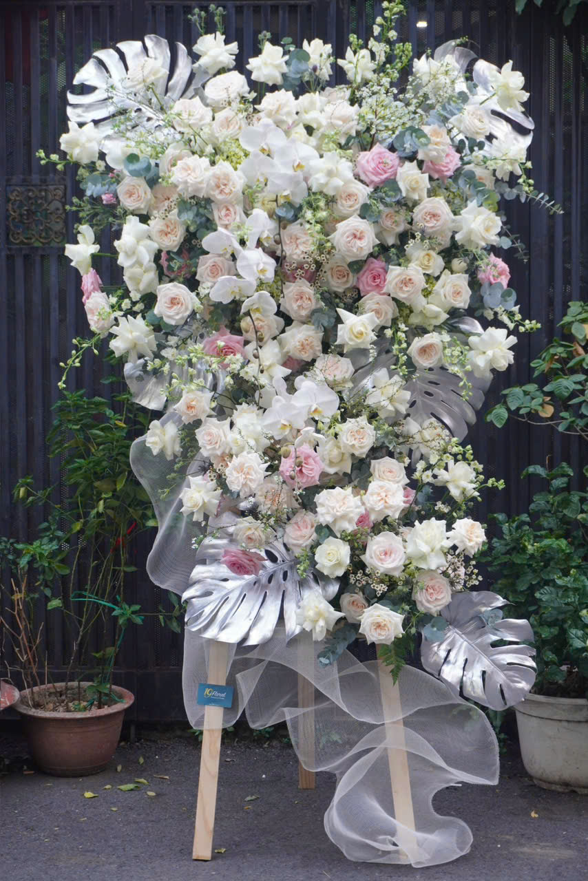 Kệ Hoa Chia Buồn - Last Embrace