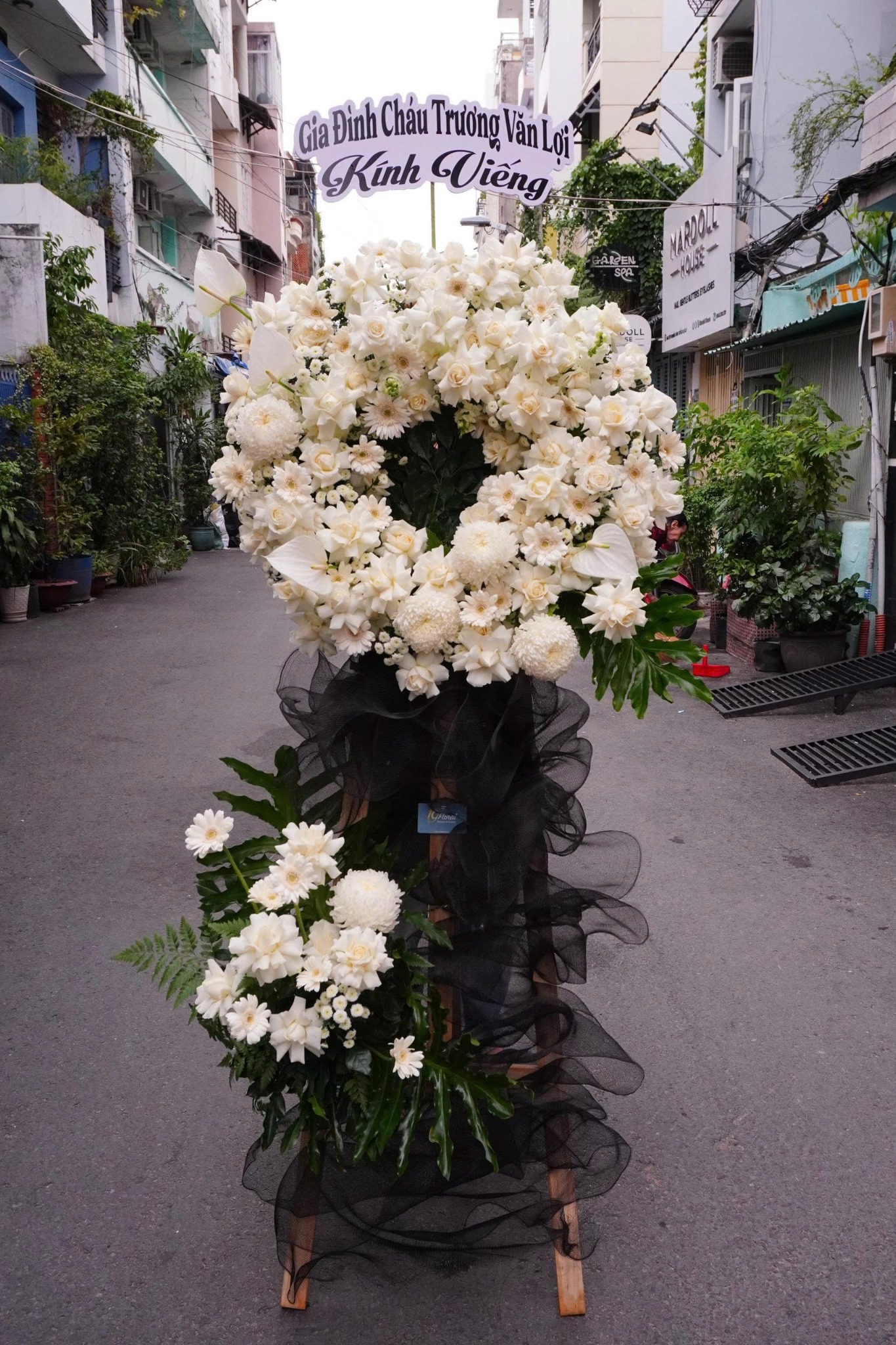 Kệ hoa chia buồn - Veil of White