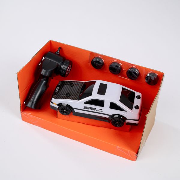 MOIJOI Xe Điều Khiển Từ Xa Drift Car Phong Cách Thể Thao Tỷ Lệ 1:24 Bánh Dự Phòng Pin Sạc 3.7V USB Tiện Lợi Thiết Kế Độc Đáo Màu Trắng Đen Kích Thước 29x15x14cm