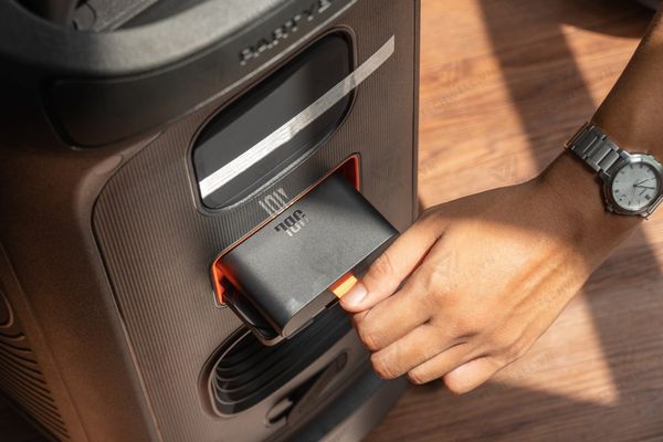 Loa JBL PARTYBOX STAGE 320