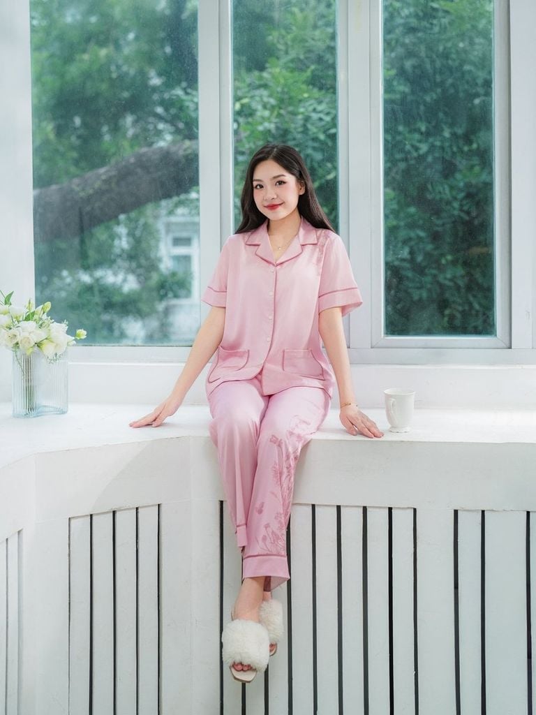 Bộ đồ ngủ Pijama lụa satin quần dài tay ngắn  -  1MNSA25072D