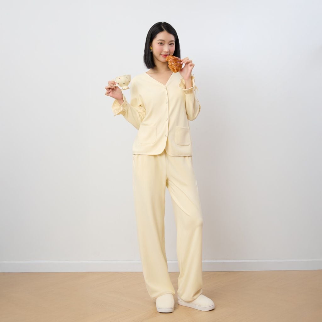 Bộ WINNY mặc nhà nỉ nhung quần dài tay dài màu vàng nhạt 1MNNN25010D