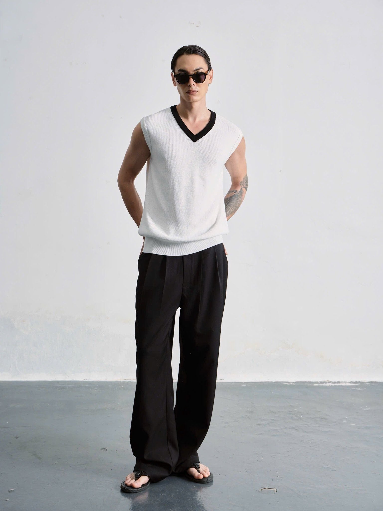  MAVERIK® V-NECK KNIT VEST ( WHITE ) 