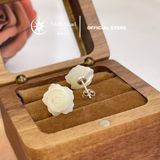  Bông Tai Hoa Hồng Khảm Vỏ Trai Sò 11–12mm Đinh Chốt Bạc S925 – Stella Pearl E510404 