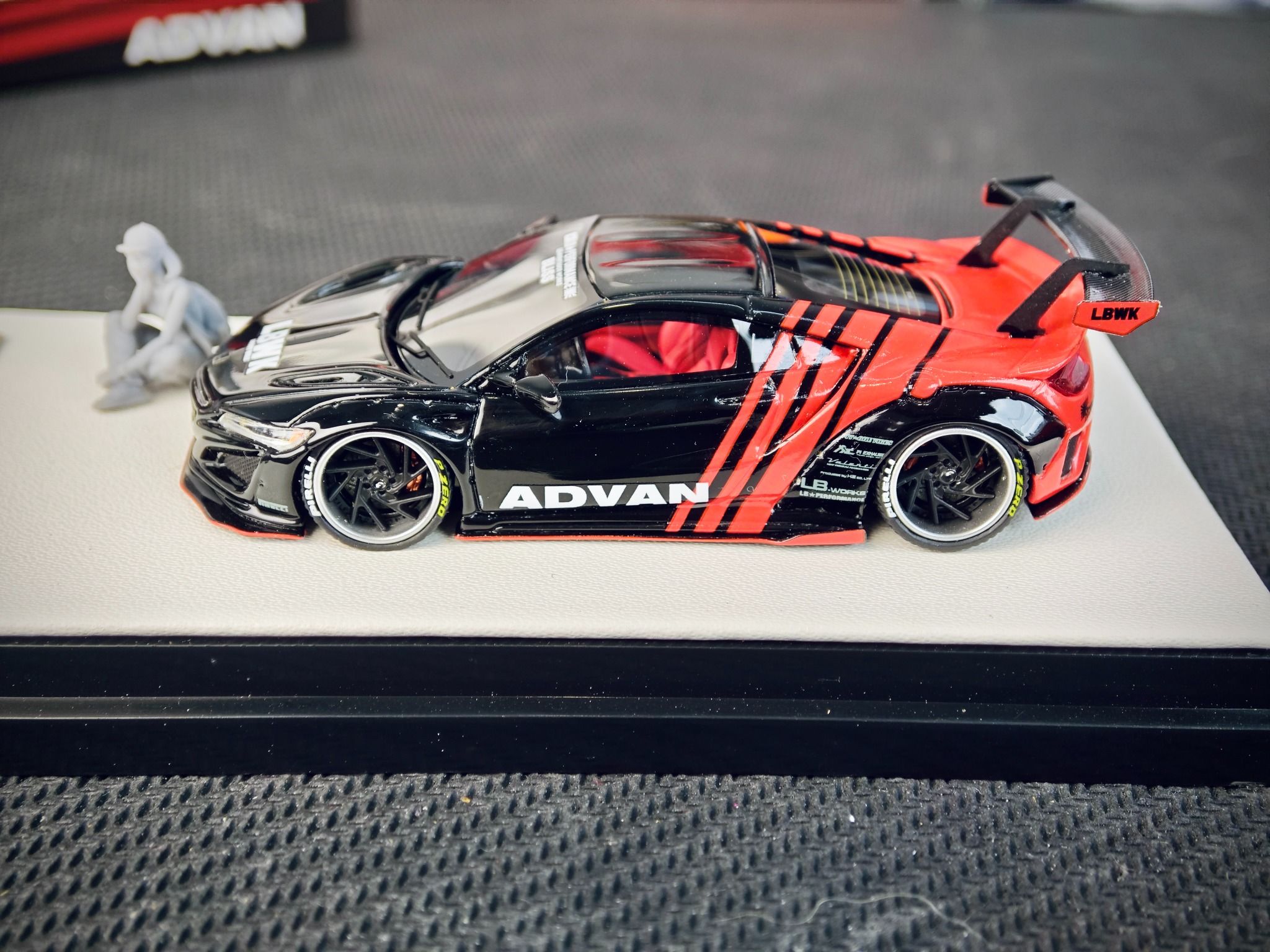 Mô Hình Tĩnh 1:64 Honda NSX LBWK Advan - Timothy&Pierre 1:64 
