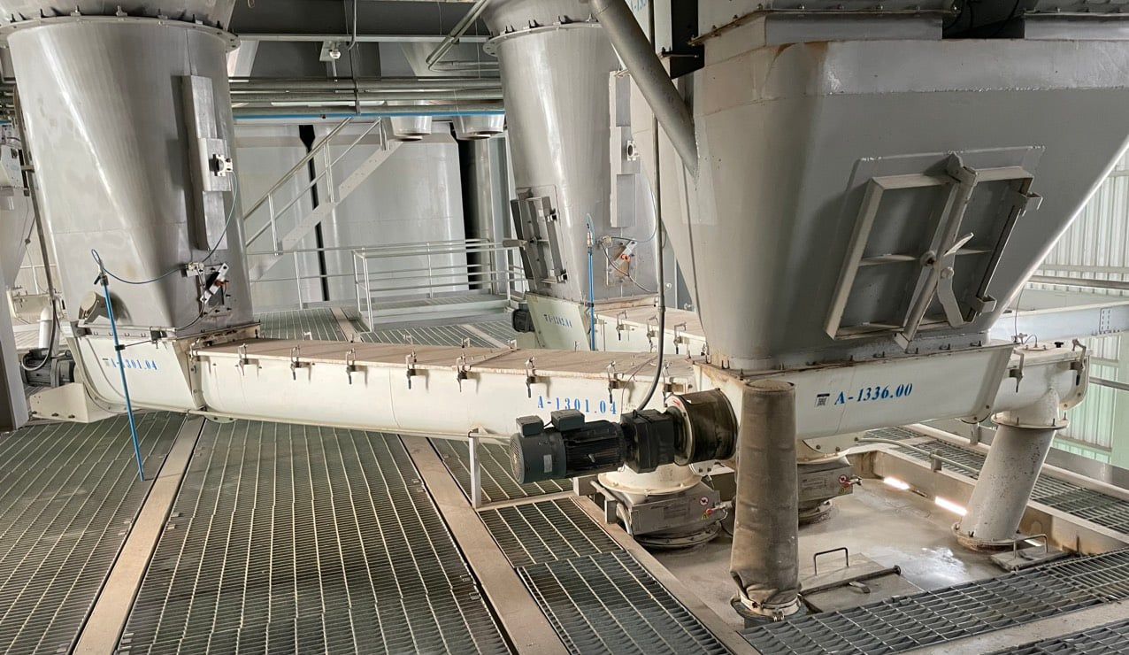 Bin chứa nguyên liệu hàng thành phẩm trong nhà máy cám