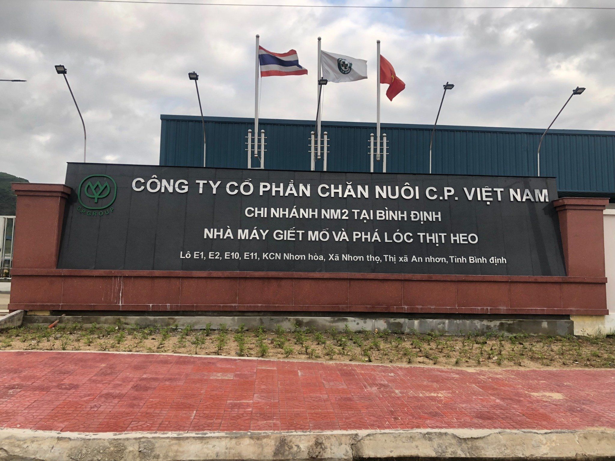 Xây dựng nhà máy giết mổ heo