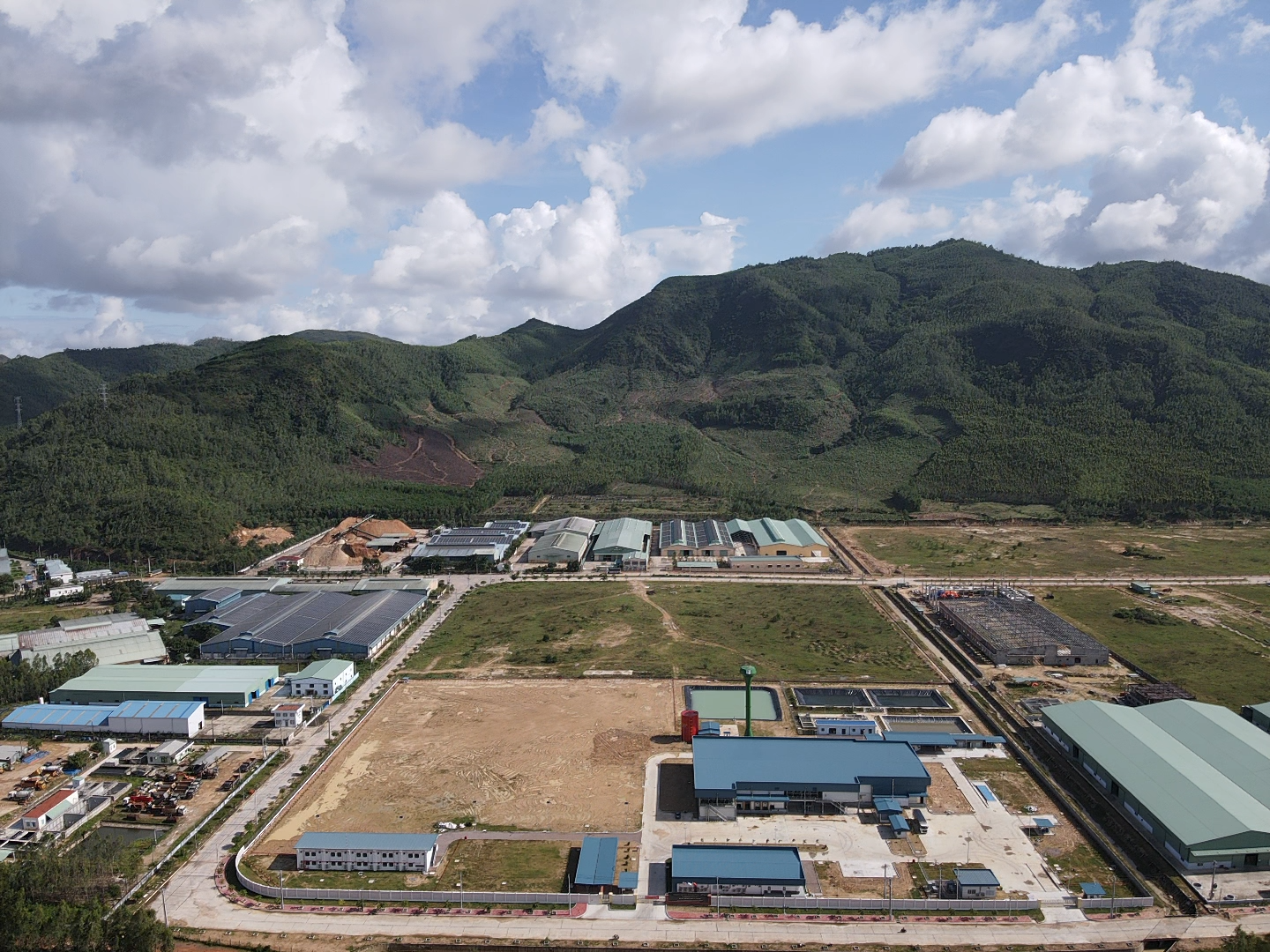 Xây dựng nhà máy giết mổ heo